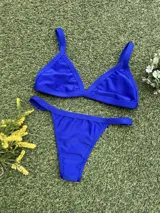Conjunto de bikini azul eléctrico, con corpiño triangular fijo y bombacha colaless regulable.