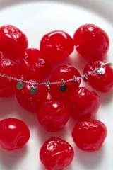 Pulsera de cadena fina de acero quirúrgico con dijes colgantes en forma de corazón distribuidos a lo largo de la misma.