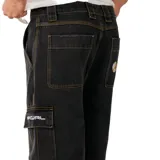 Bermuda cargo de denim negro con costuras contrastantes en color ocre, bolsillos laterales con solapa y presillas para cinturón.