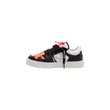 Championes Off-White 3.0 Court en color negro y blanco, confeccionados en cuero texturizado, con suela dentada de goma blanca, cordones negros con inscripción "SHOELACES", etiqueta colgante distintiva de la marca y brida zip-tie naranja.