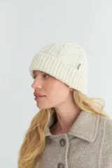 Gorro de lana color crudo, tejido en punto trenzado con detalle de etiqueta con logo en el lateral.