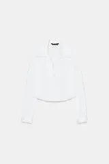 Camisa corta de tejido satinado con cuello solapa, escote en pico y manga larga. Presenta cierre frontal con botones forrados a tono.