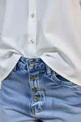 Pantalón de jean con diseño de paneles en tres tonos de azul, corte ancho y tiro alto con cierre de botones a la vista.