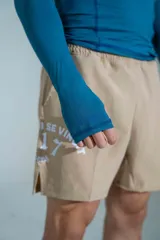 Remera deportiva de manga larga confeccionada en lycra color azul, de corte ajustado y diseño liso con costuras reforzadas.