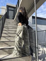 Pantalón cargo de mujer con estampa camuflada digital, de tiro alto y corte recto, con bolsillos traseros y parche de la marca en la pretina.