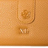 Billetera tipo fichero de cuero sintético color camel, con textura granulada, cierre doble y solapa frontal con broche decorado con una flor y logo metálico.