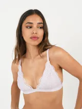 Soutien triangular confeccionado en encaje y tul color lila, con breteles regulables y banda elástica inferior.