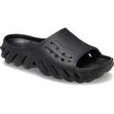 Chancla Crocs Echo Slide, completamente moldeada en color negro, con diseño esculpido y audaz, orificios de ventilación en la parte superior y suela con relieve ondulado.
