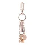 Llavero Guess color rosa, con herrajes y cadena metálica en tono oro rosado, detalle de tira en simil cuero texturizado y dijes colgantes con el logo de la marca.