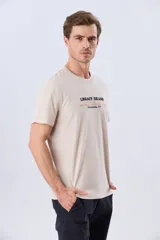Remera azul de manga corta y cuello redondo, con texto bordado en el pecho.