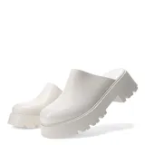 Zuecos negros con plataforma de goma.