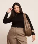 Blusa de manga larga con cuello alto, confeccionada en tejido de viscosa con elastano, de corte ajustado al cuerpo.
