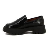 Mocasines de mujer Vizzano en color negro con acabado acharolado, diseño clásico con antifaz en el empeine y suela gruesa track con plataforma.