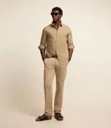 Pantalón de sarga para hombre, de corte recto y diseño básico. Cuenta con cintura fija con trabillas para cinturón, cierre frontal con cremallera y botón, y bolsillos laterales y traseros.