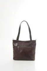 Cartera tipo tote de cuero vacuno negro con doble asa de hombro, panel superior liso y bolsillo exterior frontal con textura símil cocodrilo y costuras visibles en contraste.