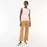 Camiseta sin mangas de color rosa, confeccionada en tejido elástico, con escote asimétrico y detalle de aplique metálico dorado en el hombro.