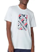 Remera Fila blanca de manga corta y cuello redondo, con estampado gráfico frontal de logotipos de la marca en tonos azul marino y rojo.