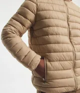 Campera ultraligera gris con capucha, cierre de cremallera, bolsillos con cremallera y diseño acolchado.