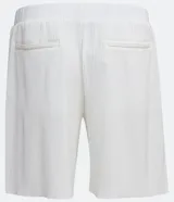 Bermuda masculina de color blanco con textura plisada, diseñada con cintura elástica para un ajuste cómodo y bolsillos traseros.