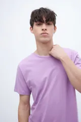 Remera de manga corta color blanco, con cuello redondo y corte holgado.