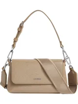 Cartera bandolera Calvin Klein color beige con monograma en relieve. Tiene correa ajustable, cierre de cremallera y logo de la marca en el frente.