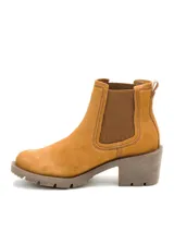 Bota tipo Chelsea de Caterpillar, confeccionada en ante color tostado. Presenta paneles elásticos laterales con el logo de la marca, puntera redondeada y suela de goma robusta con taco cuadrado.