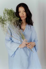 Camisa blanca de lino con escote en V y bordado multicolor.