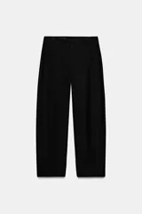 Pantalón de tiro medio con trabillas en la cintura, cierre frontal con cremallera y gancho metálico, de corte recto y diseño minimalista.