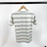 Remera de algodón a rayas horizontales grises y blancas con logo bordado en el pecho.