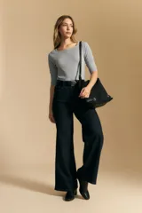 Remera de tejido acanalado (rib) color blanco, con escote cuadrado y mangas tres cuartos, de ajuste entallado al cuerpo.