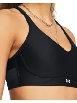 Top deportivo Under Armour de bajo impacto, confeccionado en tejido técnico con tecnología de secado rápido. Presenta diseño tipo jersey con escote redondo, tirantes ajustables y banda elástica integrada bajo el busto con el logo de la marca estampado.