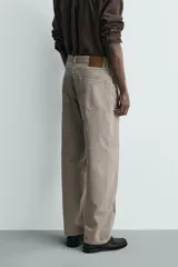 Jeans straight fit de corte recto y tiro medio, confeccionados en denim de algodón con lavado en color gris. Cuenta con cinco bolsillos y cierre frontal con cremallera y botón.