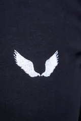 Campera de felpa con frisa y lycra color bordó, con capucha, cierre metálico y bolsillos frontales.