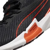 Championes Puma Pwr Frame Tr, de color negro con detalles en rojo y suela blanca.