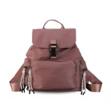 Mochila de nylon color rojo, con tapa frontal, broche metálico y cierre tipo marinero. Cuenta con bolsillo frontal con cierre metálico, bolsillos laterales, asas de mano y correas regulables para la espalda.