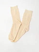 Par de medias acanaladas color crema.