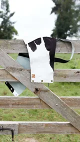 Top de cuero ovino color blanco con estampado de vaca en negro.