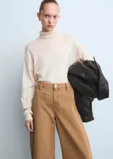 Jeans de corte wide leg y tiro medio en color tostado, con diseño de perneras abuchonadas y bolsillos delanteros simulados.