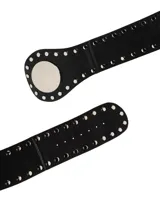 Cinto ancho de símil cuero negro con tachas metálicas y hebilla circular grande con detalle espejado.