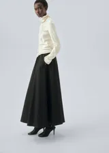 Falda larga evasé de tiro medio, color negro, confeccionada en mezcla de algodón y poliamida, con cintura elástica y bolsillos laterales.