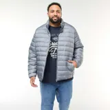 Campera ligera acolchada de color gris, con cuello alto, cierre frontal y bolsillos laterales.