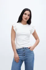 Musculosa blanca de tela rib con detalle de volados en los hombros.