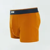 Pack de tres bóxers de algodón para hombre, uno a rayas horizontales azul y marrón, uno liso color ladrillo y uno azul con estampado de puntos marrones. Todos tienen cintura elástica azul.