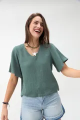 Blusa negra de manga corta con escote en V y diseño amplio y ligero.