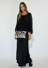 Pollera larga color negro, de corte recto y tiro alto.