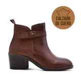 Bota corta de cuero color marrón con hebilla lateral, taco bajo y punta redondeada.