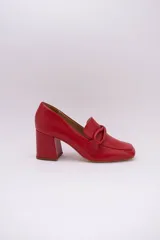 Zapato de cuero rojo con aplique decorativo en el empeine y tacón cuadrado.