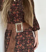 Faja de cuero vacuno color camel con hebilla metálica grande y rectangular con textura grabada.