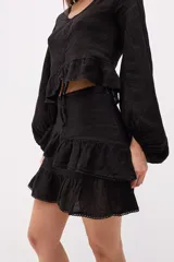 Minifalda azul de lino con dos volados superpuestos, terminación de encaje en los bordes.