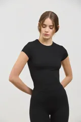 Remera tipo baby tee de calce ajustado al cuerpo, con escote redondo clásico y mangas cortas. Confeccionada en tejido ultra liviano y suave con compresión media.